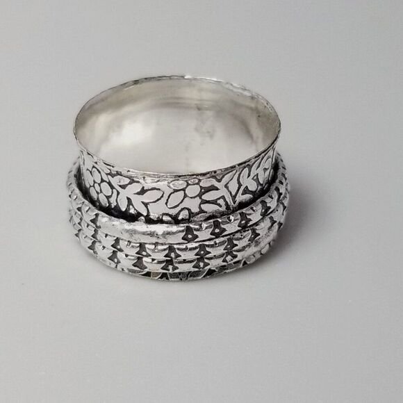 Vintage Wide Spinner Ring, Silver Tone Embossed Band, Size 6, Stacking Estate - Picture 1 of 9